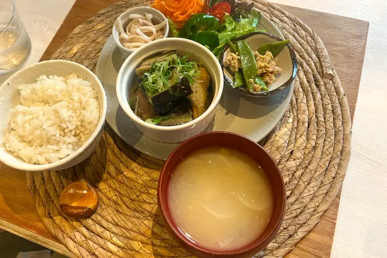 木のトレーに並んだ和食の定食スタイルのランチ（ご飯・味噌汁・副菜）／管理栄養士監修・ちょいす立川のランチビュッフェ